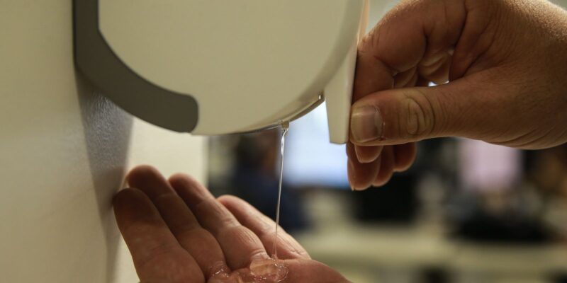 Covid-19: Anvisa libera venda de álcool 70% na forma líquida