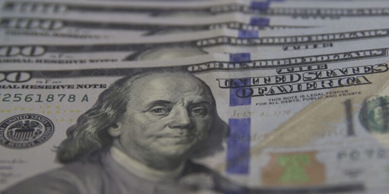Dólar cai para R$ 5,33, mas tem maior alta semanal desde maio de 2020