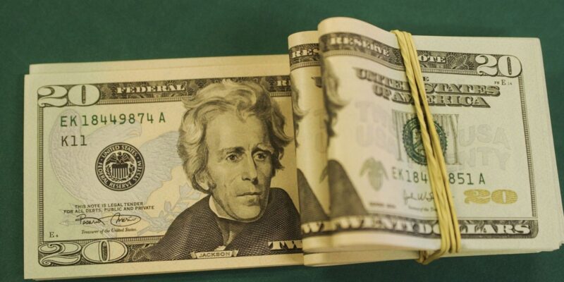 Dólar cai para R$ 5,28 com China e PEC da Transição