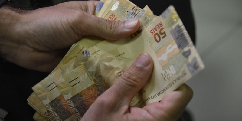 Beneficiários com NIS final 2 recebem hoje Auxílio Brasil 