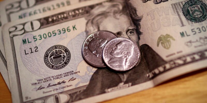 Dólar cai para R$ 5,20 com China e PEC da Transição