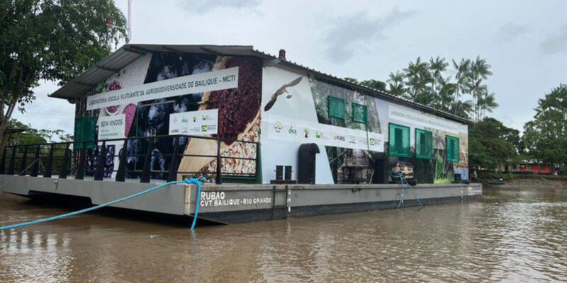 Comunidade do Amapá recebe laboratório-escola flutuante
