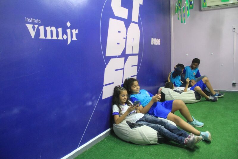 Craque Vini Jr. inspira alunos de escola municipal de São Gonçalo
