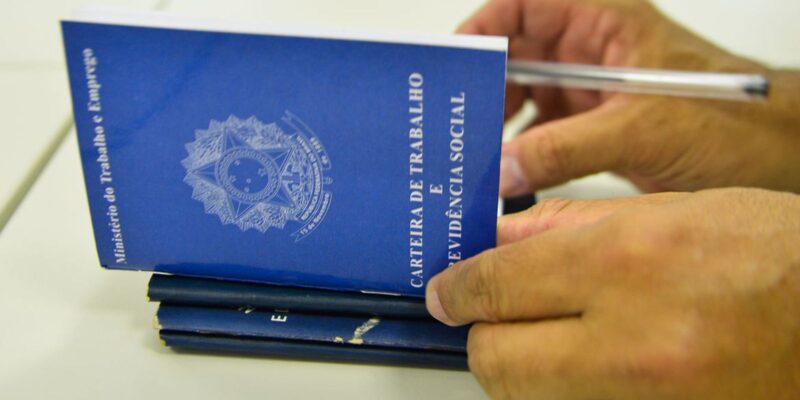 Caged: Brasil abre 180 mil vagas com carteira assinada em abril