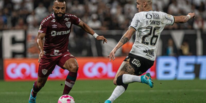 Fluminense enfrenta Corithians tentando retomar o caminho das vitórias