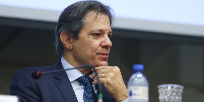 Copom contrata problemas ao não indicar queda dos juros, avalia Haddad