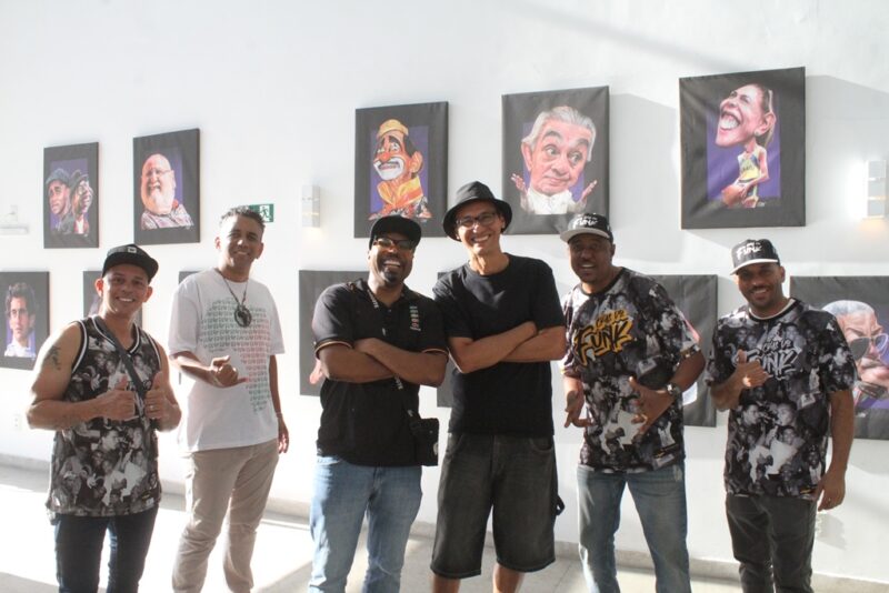 Buchecha prestigia exposição de caricaturas no Teatro Municipal