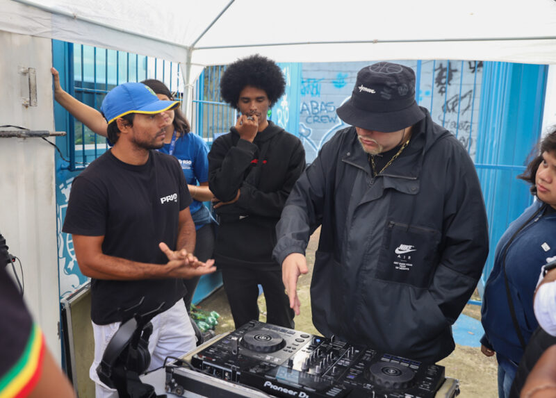 DJs apresentam detalhes da profissão para alunos do Espaço da Juventude do Estácio – Prefeitura da Cidade do Rio de Janeiro