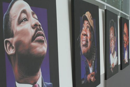Exposição de caricaturas é prorrogada no Teatro Municipal