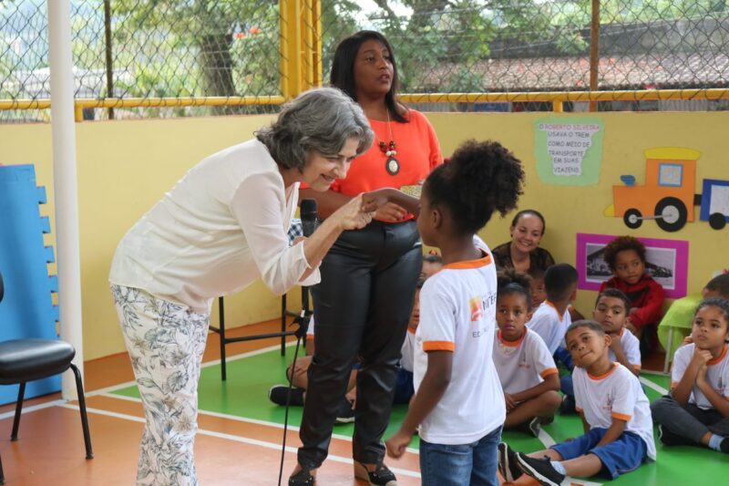 Projeto pedagógico leva filha do ex-governador Roberto Silveira para falar sobre centenário do político a alunos de escola no Morro do Castro
