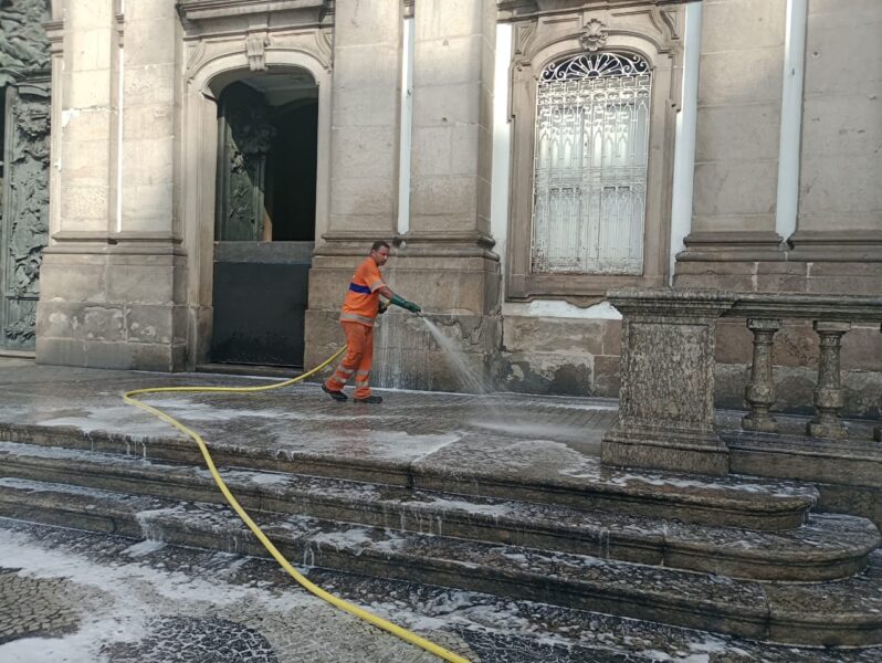 Comlurb mantém rotinas de limpeza na região da Candelária, que relembra 30 anos de chacina neste domingo – Prefeitura da Cidade do Rio de Janeiro