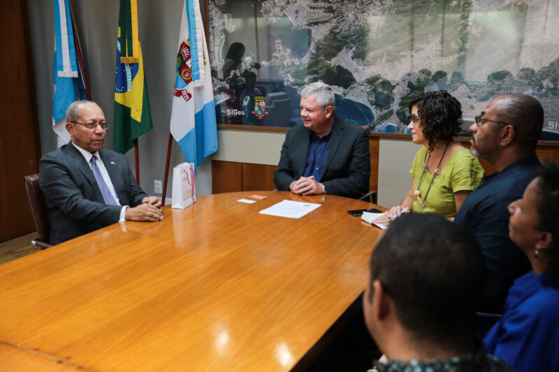 Prefeito Axel Grael recebe o embaixador de Cabo Verde, José Pedro Chantre D’Oliveira, em Niterói – Prefeitura Municipal de Niterói