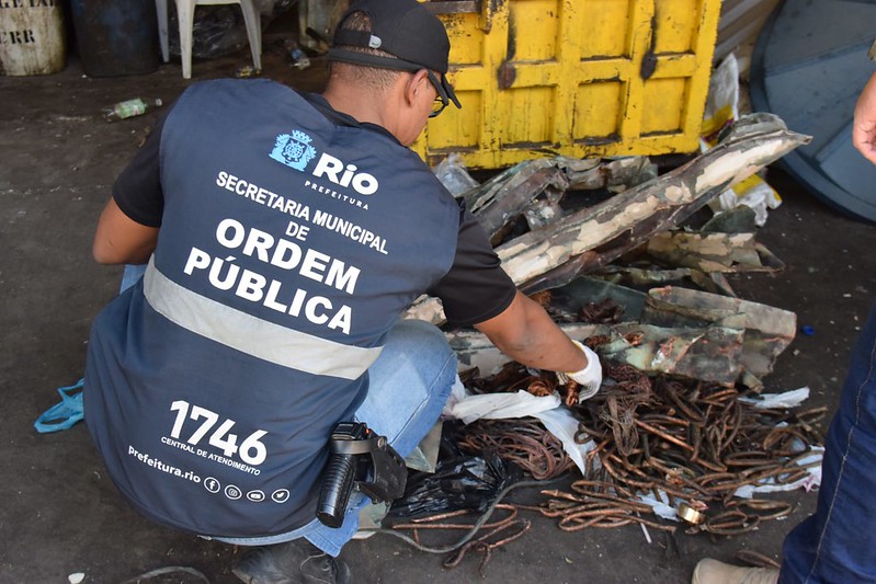 Prefeitura apreende 155 quilos de cobre e uma arma em ferro-velho clandestino na Penha – Prefeitura da Cidade do Rio de Janeiro