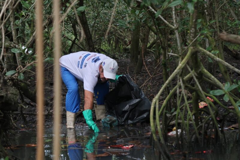 Projeto ‘Águas da Guanabara’ realiza limpeza em mangue de São Gonçalo