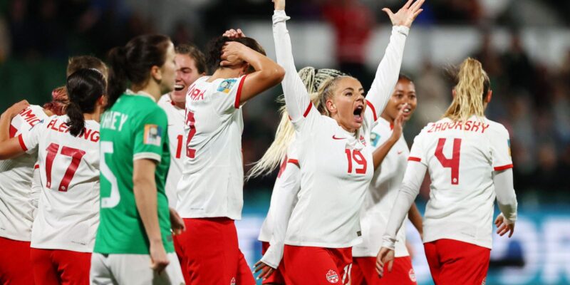 Canadá sofre gol olímpico, mas vira sobre Irlanda no grupo B da Copa