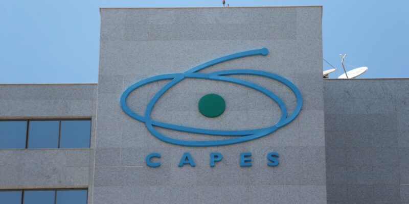 Capes regulamenta acúmulo de bolsa com outras remunerações