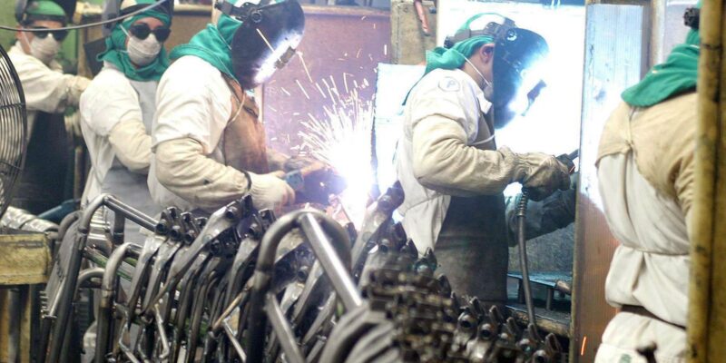 Produção industrial cresce 0,3% de abril para maio