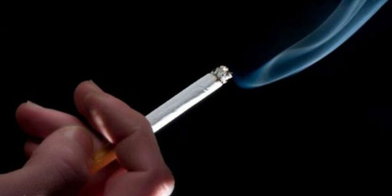 Preço de cigarros legais e ilegais favorece iniciação de adolescentes
