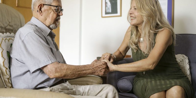 Cuidadores de pacientes com Alzheimer precisam de cuidado e proteção