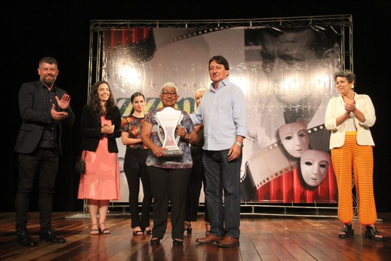 Noite de Municipal lotado e homenagens no esporte e cultura
