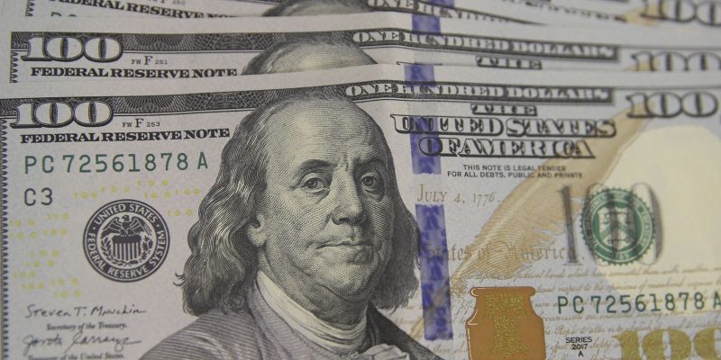 Bolsa bate recorde e dólar cai após aprovação da reforma tributária