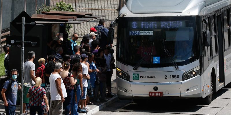 Metrô e trem de São Paulo sobem para R$ 5 e tarifa de ônibus é mantida