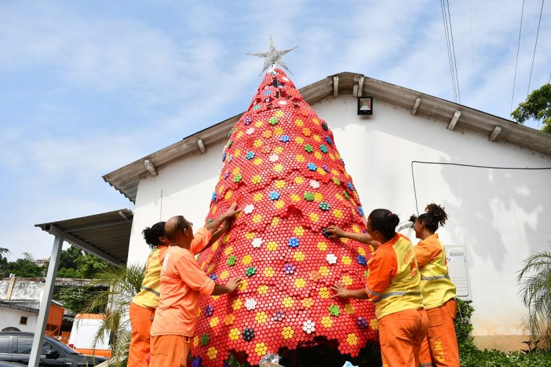 Clin monta a sua tradicional árvore de Natal reciclável na sede da empresa – Prefeitura Municipal de Niterói