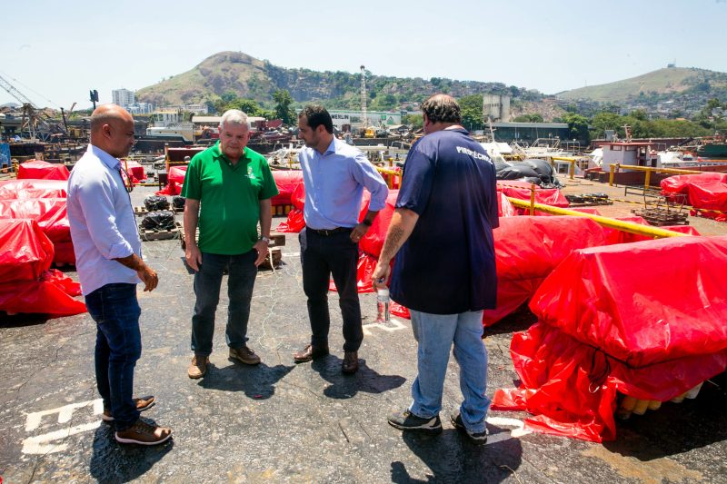 Prefeito de Niterói faz vistoria nas balsas que serão usadas na queima de fogos – Prefeitura Municipal de Niterói