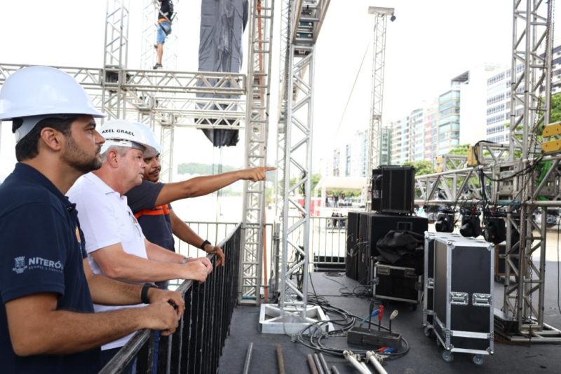Prefeito de Niterói acompanha inspeção da montagem do palco dos shows em Icaraí  – Prefeitura Municipal de Niterói