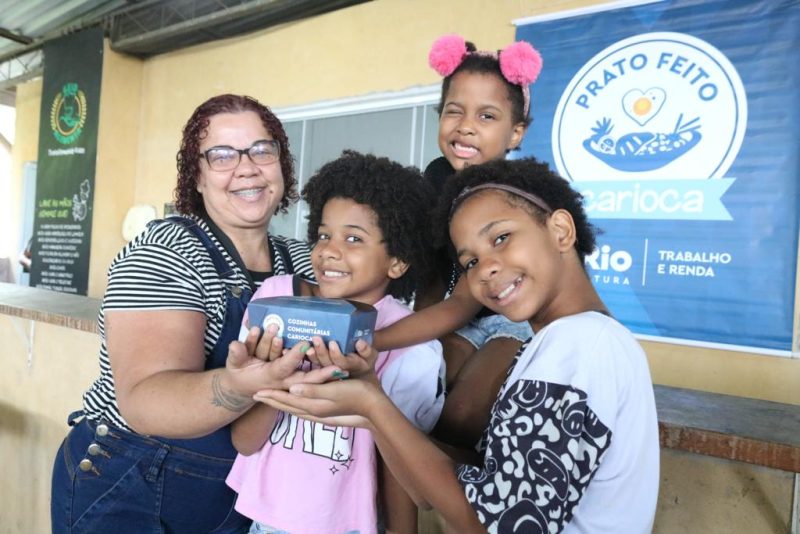 Programa Prato Feito promove almoço especial de Natal e distribuição de presentes – Prefeitura da Cidade do Rio de Janeiro