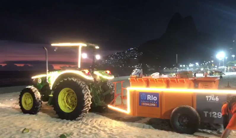 Tratores de limpeza de praia da Comlurb ganham decoração de luzes para o Natal – Prefeitura da Cidade do Rio de Janeiro