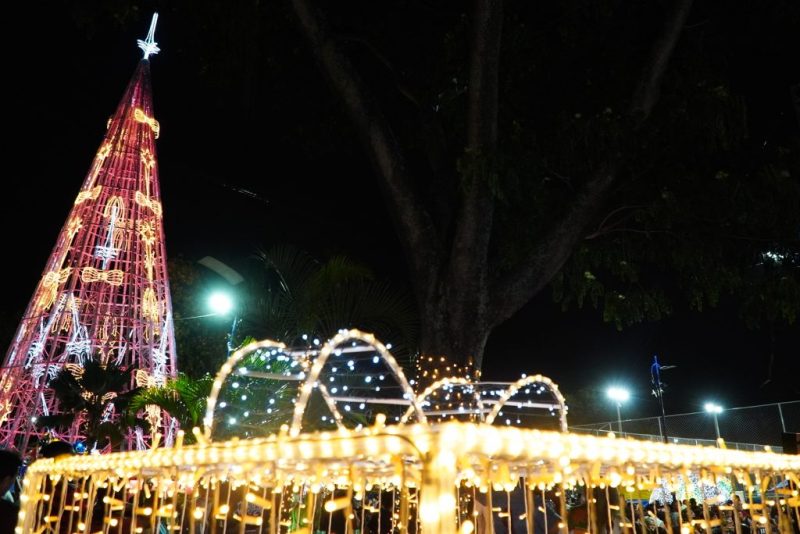 Trindade ganha árvore de Natal com chegada de Papai Noel