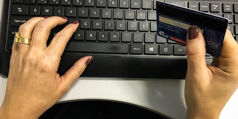 A cada dez brasileiros, oito estão endividados, mostra pesquisa