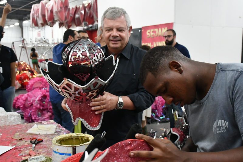 Prefeito Axel Grael acompanha de perto preparativos para o desfile da Unidos do Viradouro – Prefeitura Municipal de Niterói