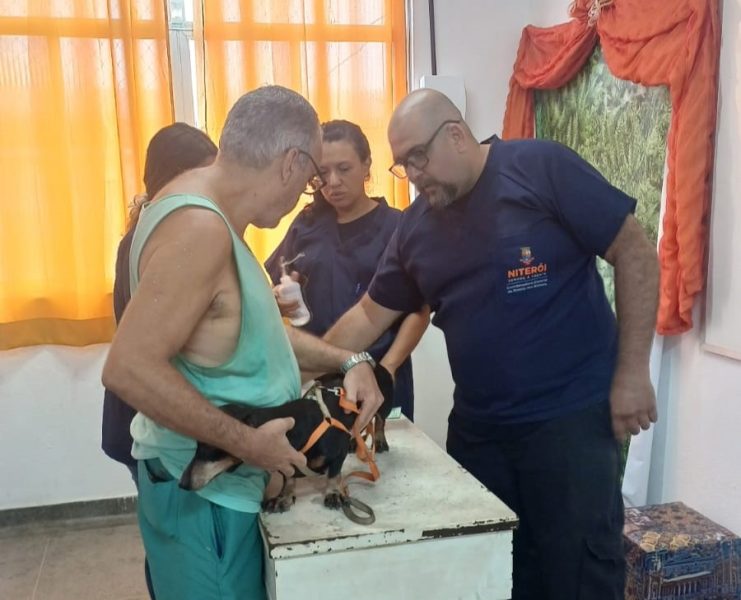 Prefeitura de Niterói implanta microchip e vacina mais de cem pets na Ilha da Conceição – Prefeitura Municipal de Niterói