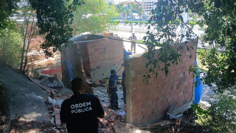 Quatro construções ilegais são demolidas na saída 5 da Linha Amarela – Prefeitura da Cidade do Rio de Janeiro