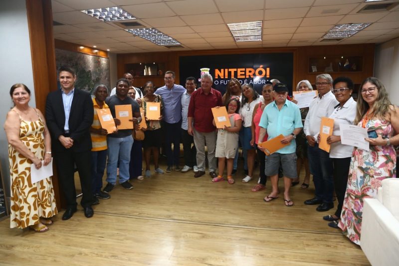 Prefeitura de Niterói entrega títulos de propriedade a famílias de conjunto habitacional no Barreto – Prefeitura Municipal de Niterói