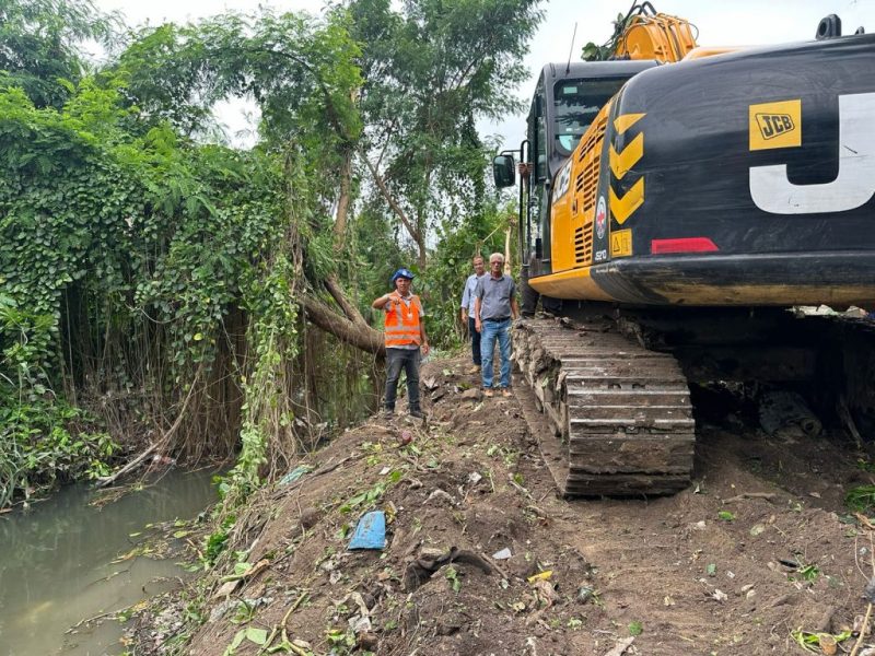 São Gonçalo realiza limpeza do Rio Mutondo, na Trindade