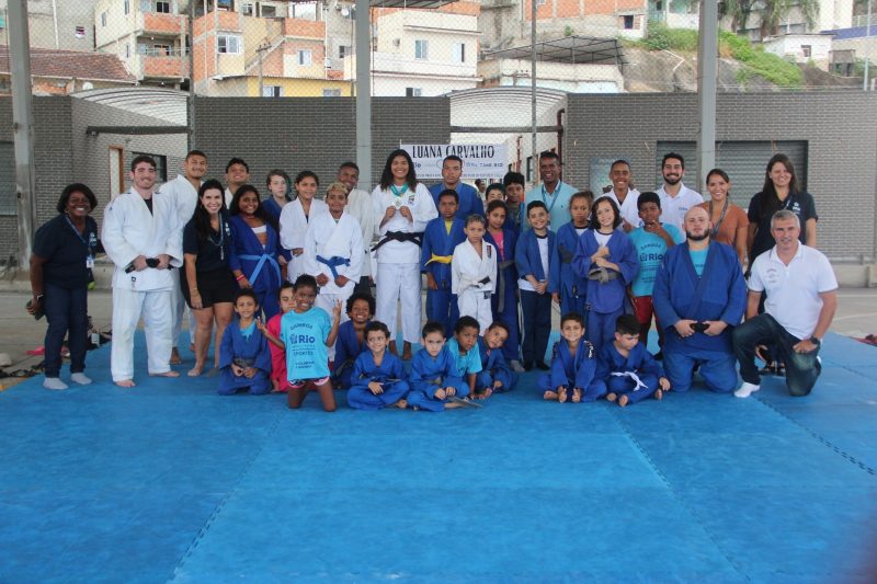 Vila Olímpica da Gamboa recebe visita da judoca Luana Carvalho: atleta inspirou alunos – Prefeitura da Cidade do Rio de Janeiro