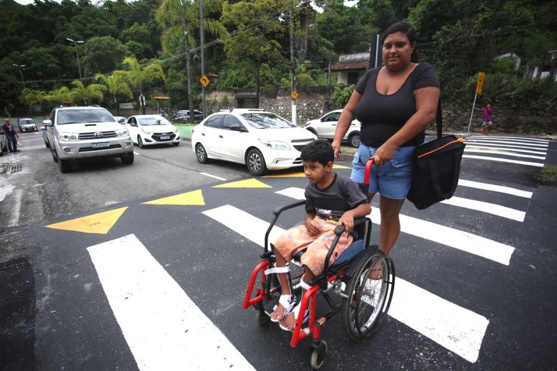 redutor de tráfego na frente da Pestalozzi de Niterói viabiliza travessia de pessoas com deficiência – Prefeitura Municipal de Niterói