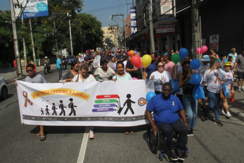 Caminhada de conscientização do autismo reúne 200 pessoas