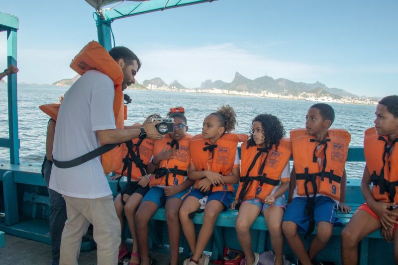 Prefeitura de Niterói promove aulas de educação ambiental para crianças a bordo de embarcação na Enseada de Jurujuba
