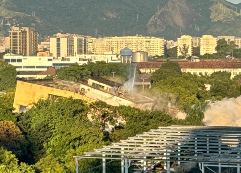 Prefeitura implode edifício do antigo Clube dos Portuários, na Avenida Francisco Bicalho – Prefeitura da Cidade do Rio de Janeiro