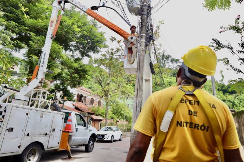 Prefeitura de Niterói intensifica ações de retirada de postes e fiações expostas – Prefeitura Municipal de Niterói