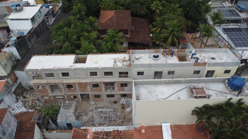 Seop realiza a demolição de dois prédios construídos irregularmente na Ilha da Gigoia – Prefeitura da Cidade do Rio de Janeiro