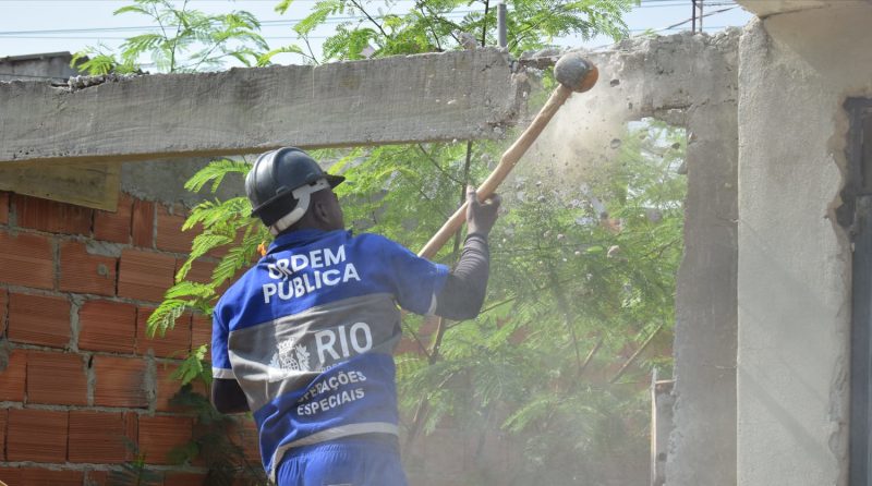 Seop realiza demolição de mais de 30 estruturas precárias na Avenida Leopoldo Bulhões – Prefeitura da Cidade do Rio de Janeiro