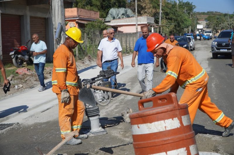 Estrada da Meia Noite, no Anaia Grande, começa a receber asfalto