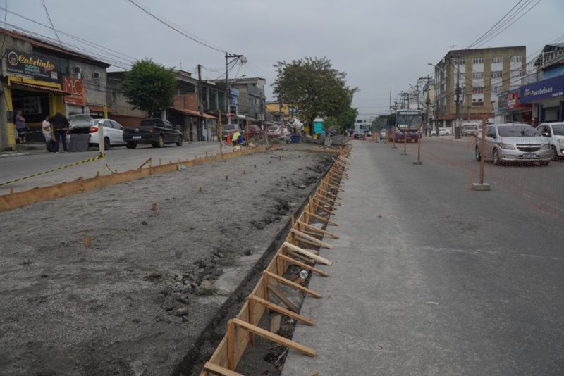 Obras na ciclorrota avançam pela Avenida Jornalista Roberto Marinho