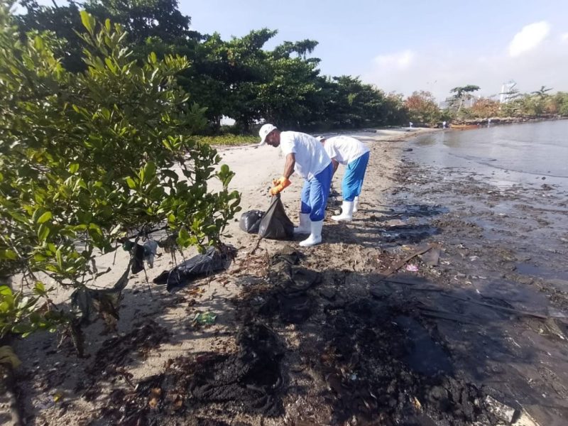 Pescadores retiram 50 toneladas de resíduos da Baía de Guanabara