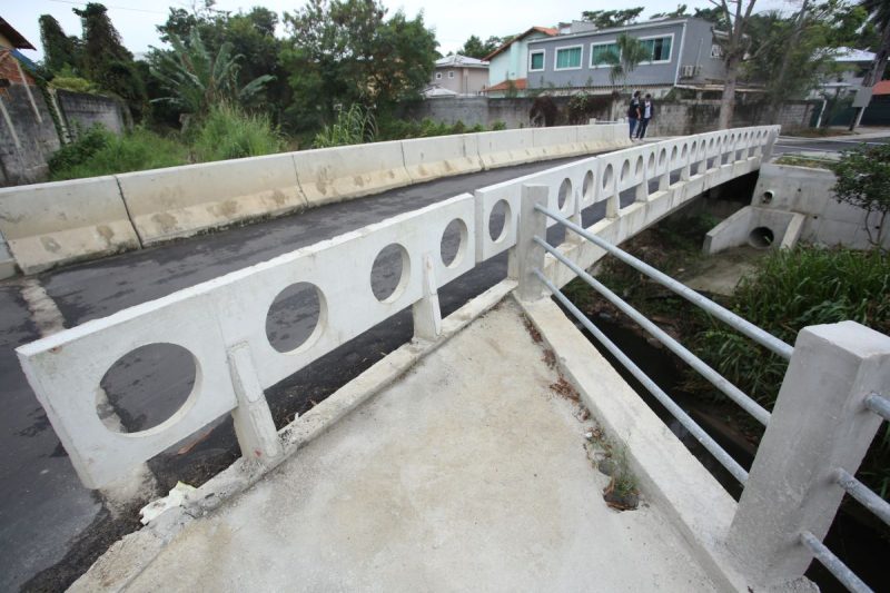 Prefeito Axel Grael vistoria obra de drenagem e pavimentação da Rua Portugal, em Maria Paula – Prefeitura Municipal de Niterói